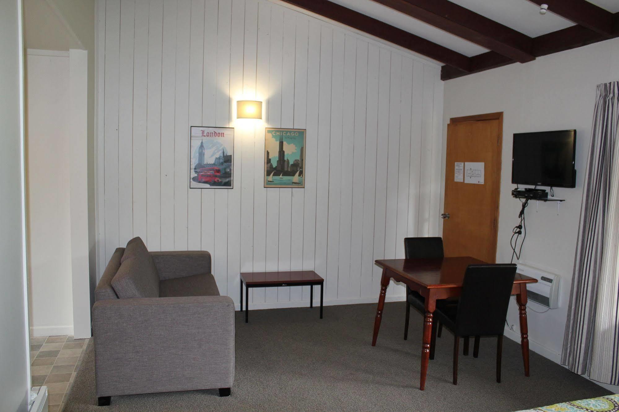 The Mill House Motel Herbert Bagian luar foto